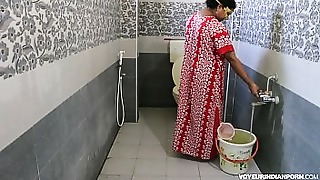 Bungling Indian milf urinating